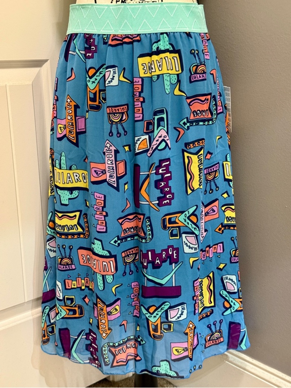 🦄 LuLaRoe Small Elegant Lola🦄
